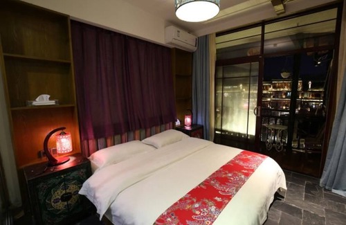 Fenghuang House | Cozy Retreat at Ms.Yang's Guest House with Breakfast Included
