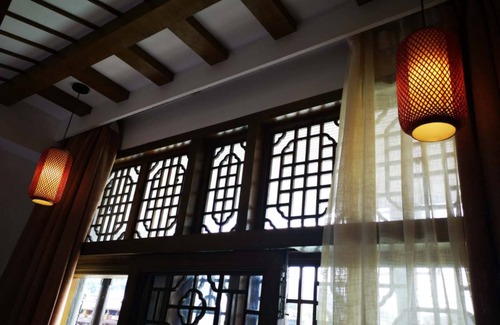 Fenghuang House | Cozy Retreat at Ms.Yang's Guest House with Breakfast Included