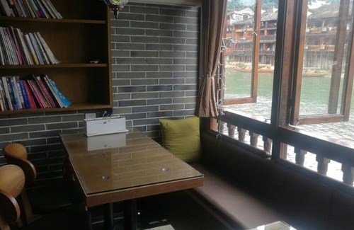 Fenghuang House | Cozy Retreat at Ms.Yang's Guest House with Breakfast Included