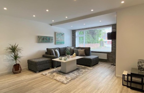 Kidlington House | Family-Friendly Msquared Villa: Modern 3-Bedroom Retreat
