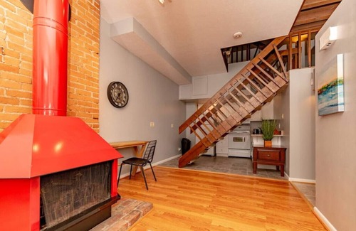 Mount Adams Apartment | Ideal Mt. Adams Retreat: Steps from Monastery & Pet-Friendly