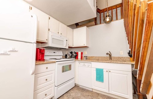 Mount Adams Apartment | Ideal Mt. Adams Retreat: Steps from Monastery & Pet-Friendly