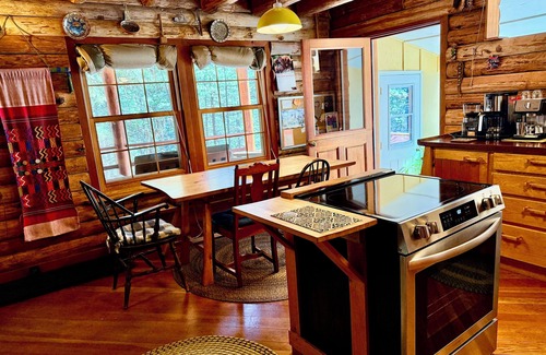Ashland House | Idyllic Forest Log House near Ashland with Spa & Kitchen