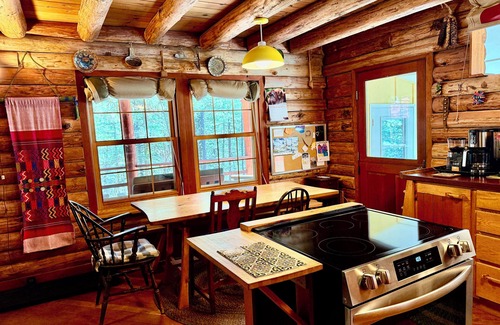 Ashland House | Idyllic Forest Log House near Ashland with Spa & Kitchen