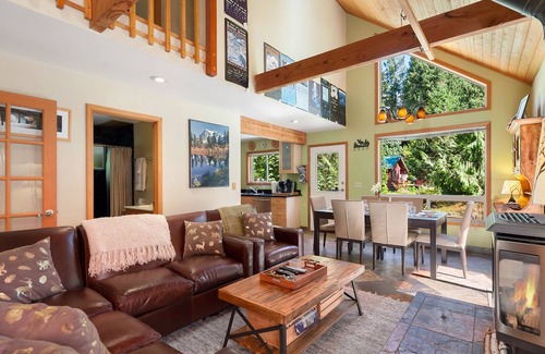 Glacier Cabin | Cozy Mt Baker "Eh" Frame with Hot Tub & Pet-Friendly Perks