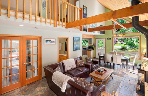 Glacier Cabin | Cozy Mt Baker "Eh" Frame with Hot Tub & Pet-Friendly Perks