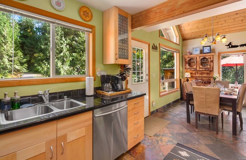 Glacier Cabin | Cozy Mt Baker "Eh" Frame with Hot Tub & Pet-Friendly Perks