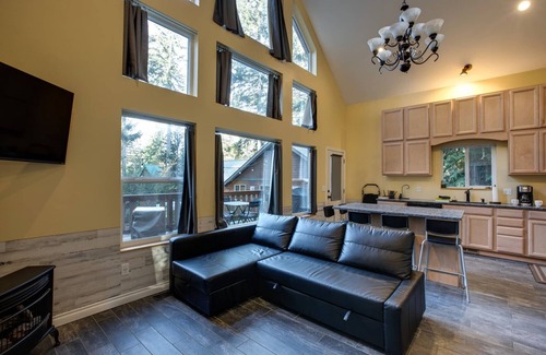 Warnick House | Pet-Friendly Mt. Baker Lodging Cabin for Memorable Getaways