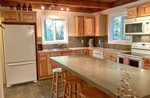 Glacier House | Spacious Mt. Baker Lodging Cabin 66 - Ideal for Families!