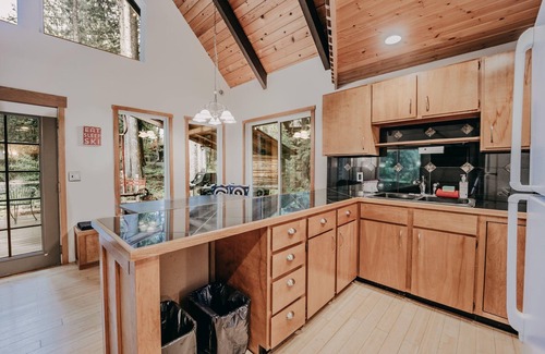 Glacier Cabin | Relaxing Mt. Baker Rim Cabin #99 with Hot Tub & Pets Welcome