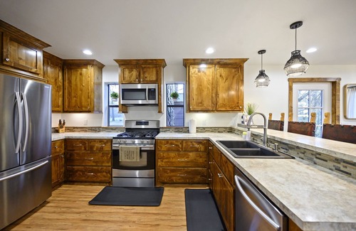 Broken Bow Cabin | Experience Mt Fork Riverfront: 3 Bedroom Retreat with Hot Tub