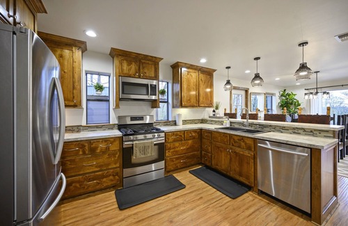 Broken Bow Cabin | Experience Mt Fork Riverfront: 3 Bedroom Retreat with Hot Tub