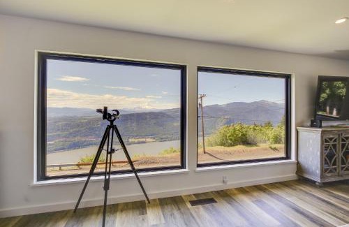 Underwood House | Modern Underwood Home with Deck & Mt Hood Views - 4 Star