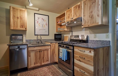 Joseph Condo | Inviting Mt. Joseph Lodge Unit #3 with Breakfast & Kitchen