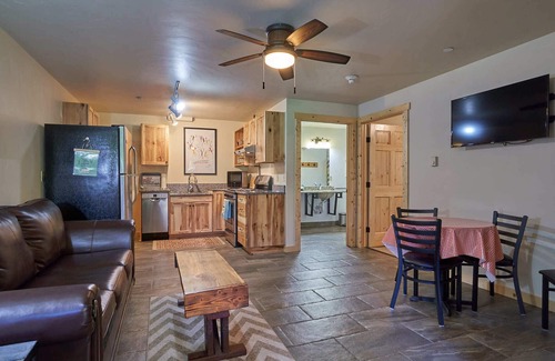 Joseph Condo | Inviting Mt. Joseph Lodge Unit #3 with Breakfast & Kitchen