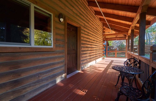 Joseph Condo | Inviting Mt. Joseph Lodge Unit #3 with Breakfast & Kitchen