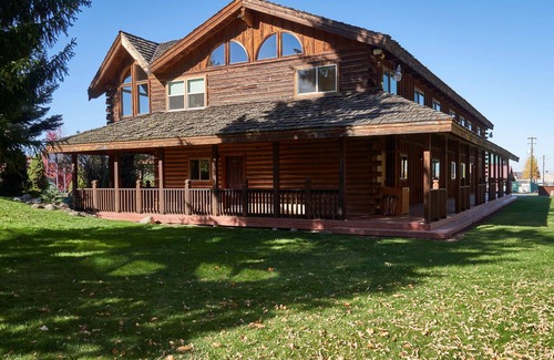Joseph Condo | Explore Mt. Joseph Lodge: Unit #7 with Pool & Breakfast