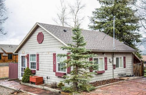 Estes Park House | Cozy Mt Olympus Cabin for Couples - Pet and Child Friendly