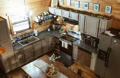 Jasper Cabin | Top-Rated Mt. Sherman Cabin with Pool & Hot Tub Awaits