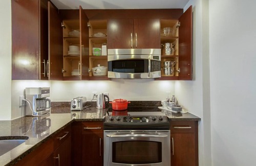 Mount Vernon Triangle Apartment | Inviting Mt Vernon 1BR with Pool, Gym & Rooftop Views