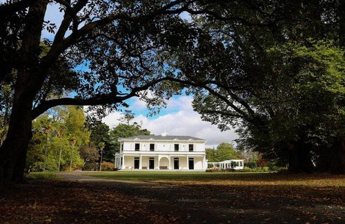 Waipukurau House | Explore Mt Vernon Villa: Family-Friendly with Pool & Kitchen