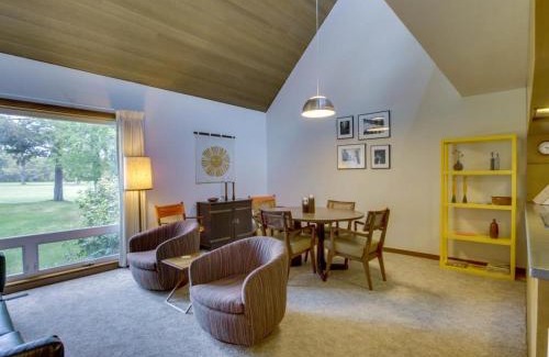 Overlook Park Apartment | Pet-Friendly Mt View Condo 22 | Family Fun in Sunriver