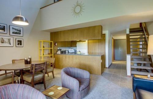 Overlook Park Apartment | Pet-Friendly Mt View Condo 22 | Family Fun in Sunriver