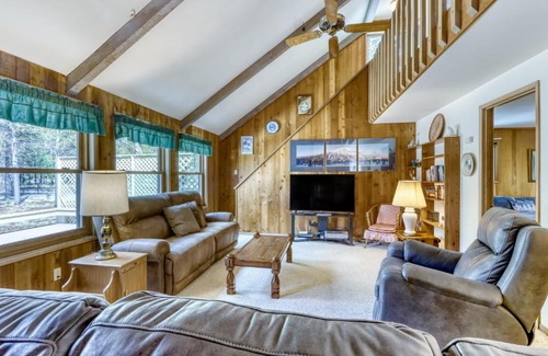 Overlook Park House | Discover Mt View Lane 7: Family-Friendly with Pool & Hot Tub