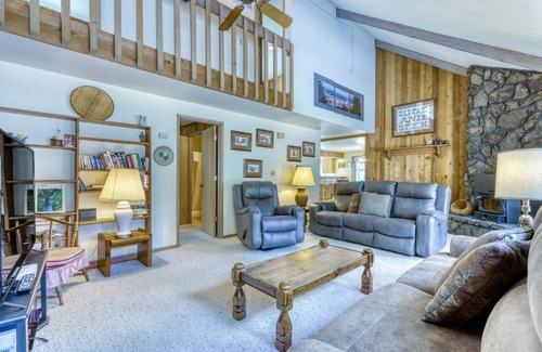 Overlook Park House | Discover Mt View Lane 7: Family-Friendly with Pool & Hot Tub