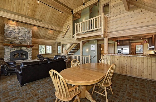 Cle Elum Ski Chalet | Scenic Log Home with Mountain Views & Pet-Friendly Amenities