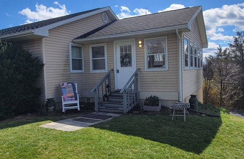 New Market House | Scenic Mountain Retreat with Pet-Friendly Amenities