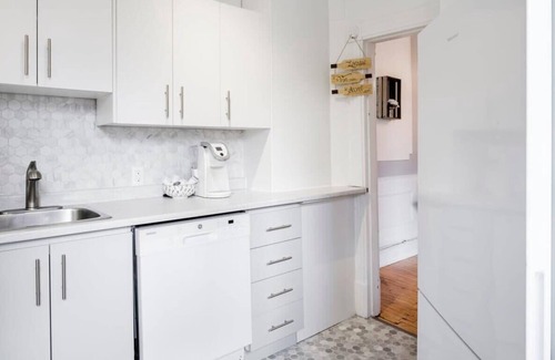Plateau Mont Royal Apartment | MTLVR #02 | Guest Rated 10/10, Prime Location & Amenities