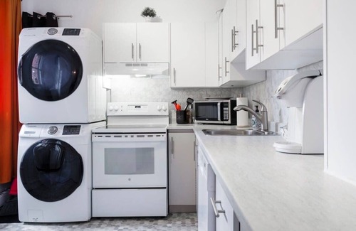 Plateau Mont Royal Apartment | MTLVR #02 | Guest Rated 10/10, Prime Location & Amenities