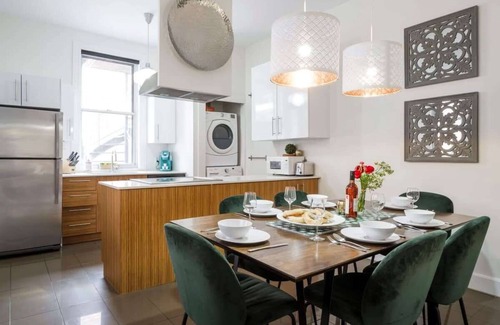 Mile End Apartment | Chic Family Oasis with Kitchen & Breakfast near the Mountain
