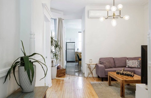 Mile End Apartment | Chic Family Oasis with Kitchen & Breakfast near the Mountain