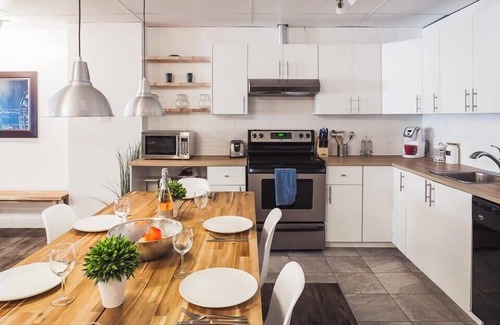 Plateau Mont Royal Apartment | MTLVR #09 | Enjoy Game Nights with Friends & Breakfast