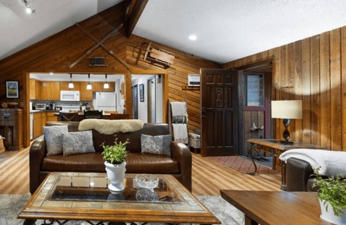 Welches House | MTN Cabin-Hot Tub-Fire Pit-Games-Sleeps 10!