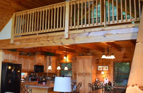 Butler Cabin | Lakefront MTN Cabin: Canoe, Kayaks & Hot Tub Retreat