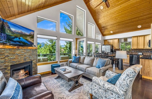 Ronald House | Scenic Poolside Retreat Near Suncadia & Lake Cle Elum