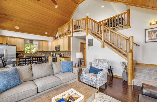 Ronald House | Scenic Poolside Retreat Near Suncadia & Lake Cle Elum