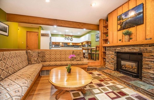 Sandy Villa | Mountain Home Retreat: Sauna, Pool Table & Steps to Adventure