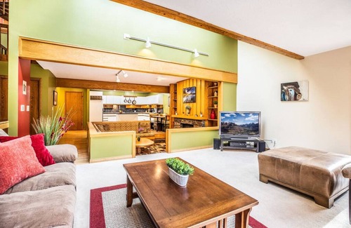 Sandy Villa | Mountain Home Retreat: Sauna, Pool Table & Steps to Adventure