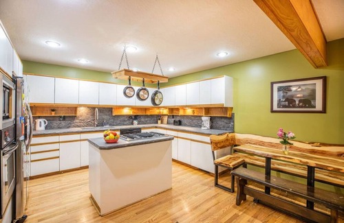 Sandy Villa | Mountain Home Retreat: Sauna, Pool Table & Steps to Adventure