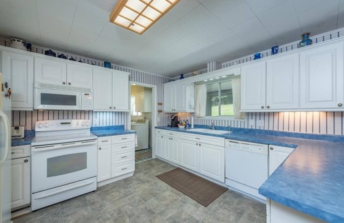 Burnsville House | Ideal Retreat Near Downtown Burnsville with EV Charger & WiFi