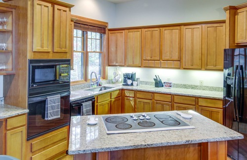 Mountain Air Condo | Burnsville Condo: Relax with Mountain Views & Pet-Friendly Stay