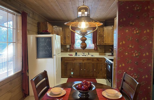 Gatlinburg - Pigeon Forge Cabin | Relaxing Retreat with Hot Tub & 10/10 Guest Rating