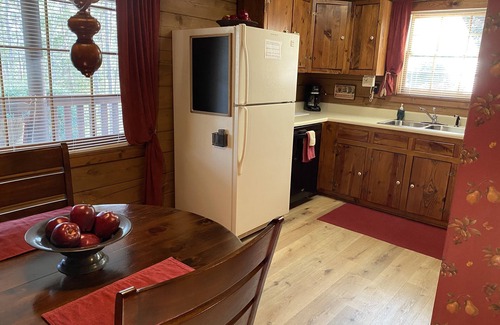 Gatlinburg - Pigeon Forge Cabin | Relaxing Retreat with Hot Tub & 10/10 Guest Rating