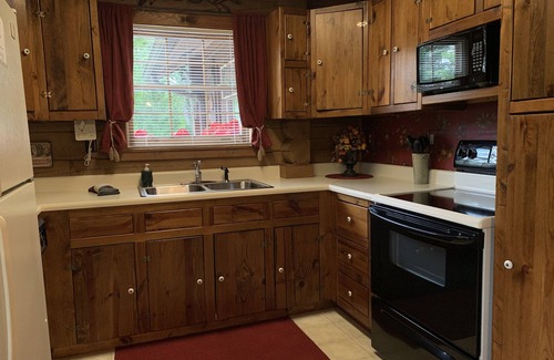 Gatlinburg - Pigeon Forge Cabin | Relaxing Retreat with Hot Tub & 10/10 Guest Rating