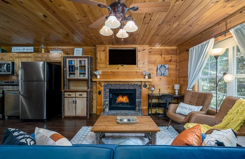Williamstown Cabin | Inviting Mountain Retreat with Hot Tub & Fire Pit Near Blue Ridge