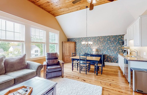 Camden Apartment | Cozy Mountain-View Studio with Firepit and Fast WiFi